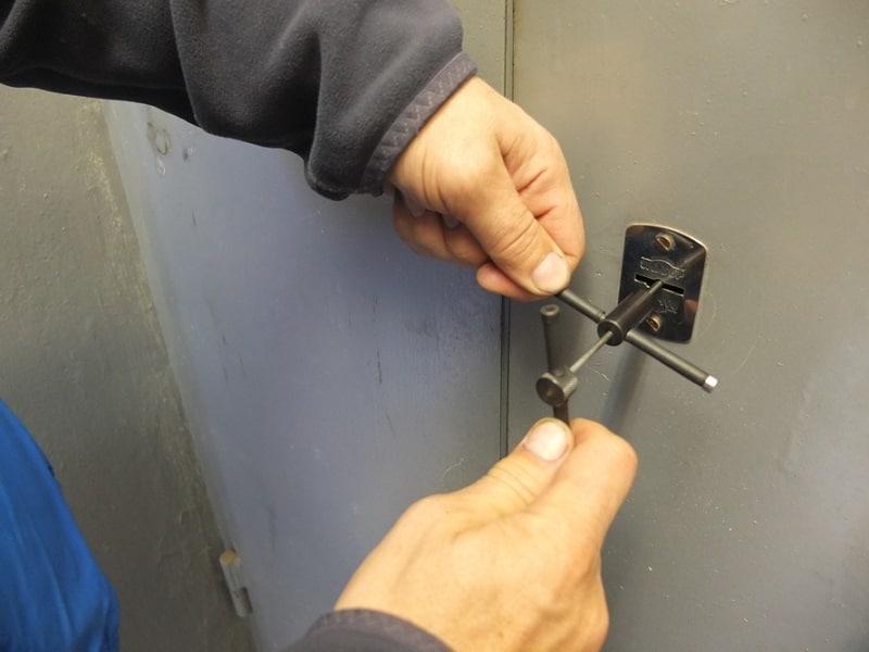 Срочное открытие замков гаража в Бугульме