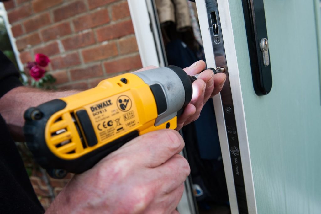 Установка замков входных дверей с выездом в Бугульме